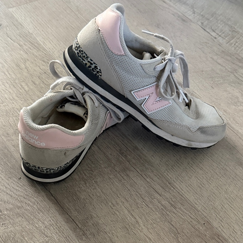 New Balance 515  Kids' Pink and White Sneakers. Kids 6.5/W 8